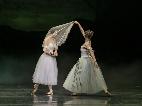 Giselle: Prisca Zeisel (Myrtha) und Laurretta Summerscales (Giselle) ©Luca Vantusso