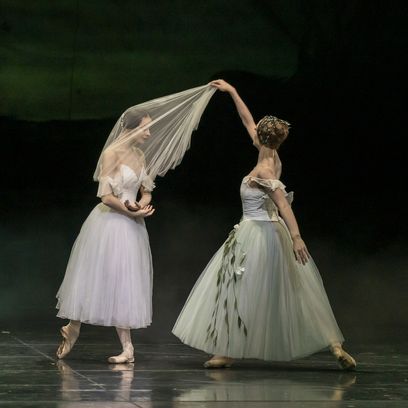 Giselle: Prisca Zeisel (Myrtha) und Laurretta Summerscales (Giselle) ©Luca Vantusso