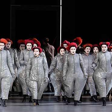 Szenenbild Manon Lescaut: Eine Gruppe von Personen in Per&uuml;cken und aufgebl&auml;hten Anz&uuml;gen