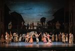 Romeo und Julia: J. Zhang (Romeo) und Ensemble c) Katja Lotter