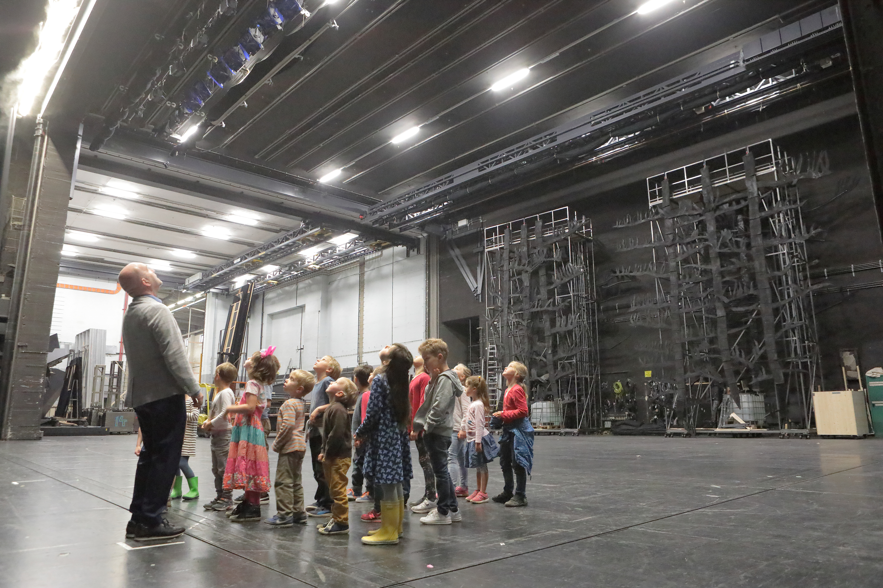 Kinder bei einer F&uuml;hrung Backstage