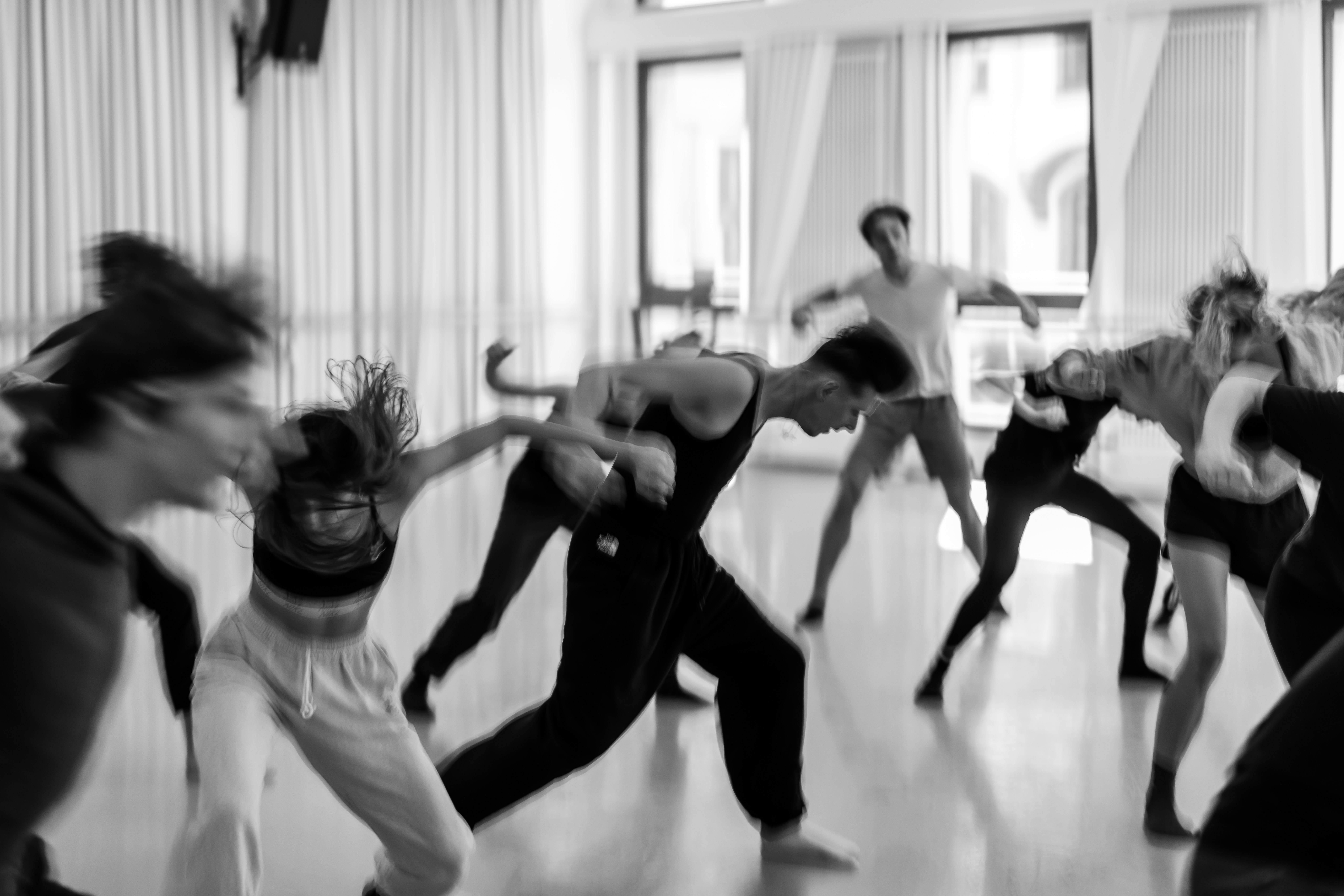 Tanzende Menschen bei einem Workshop