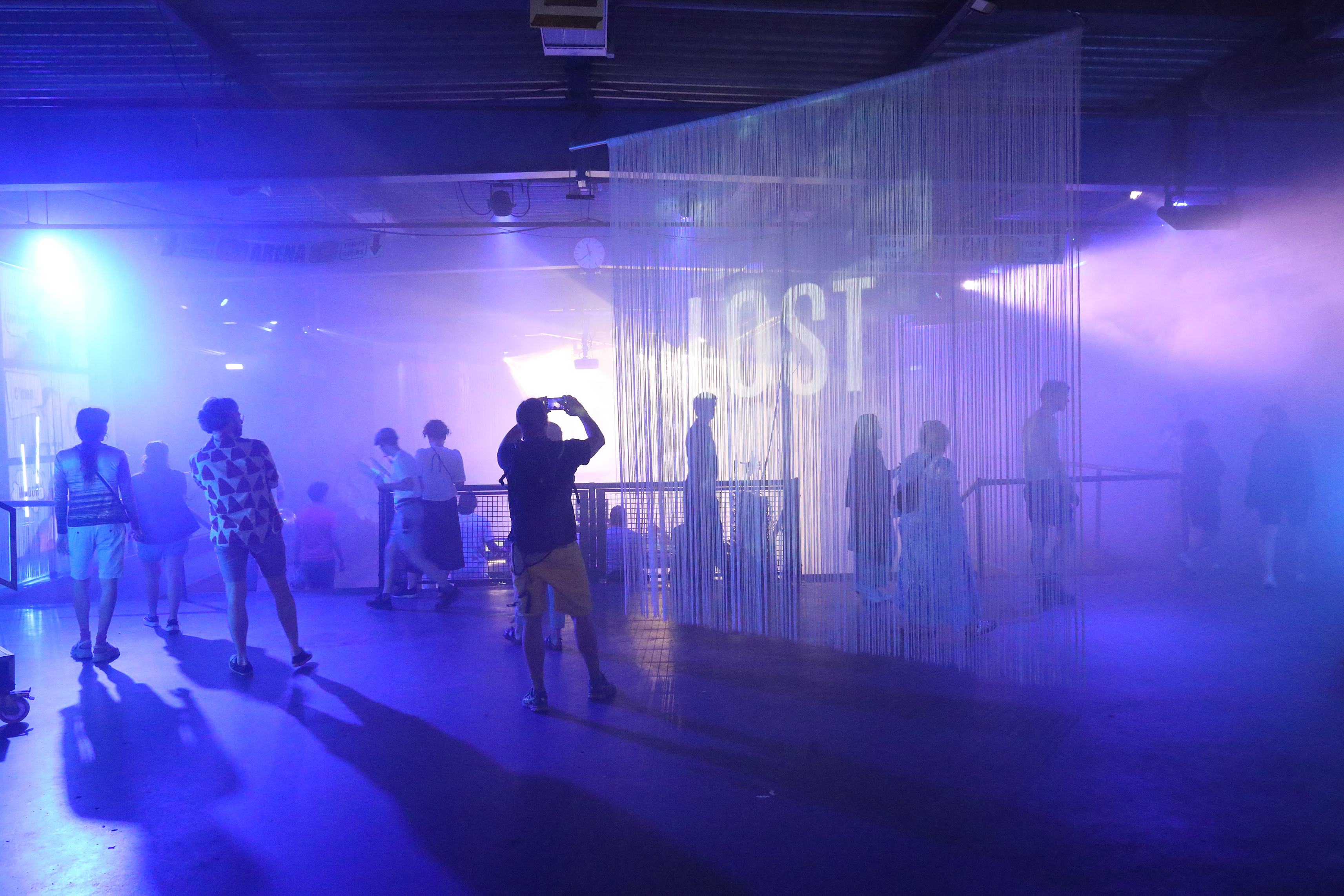Feiernde Menschen bei der Party "Get Lost"